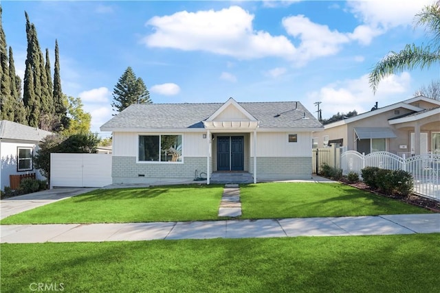 view of front of property featuring a front yard