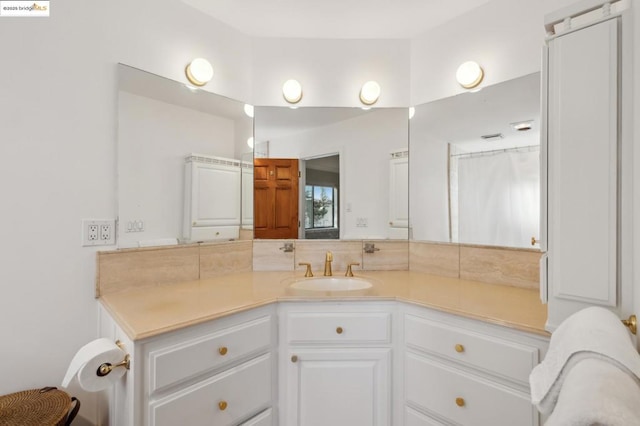 bathroom featuring a shower with curtain and vanity