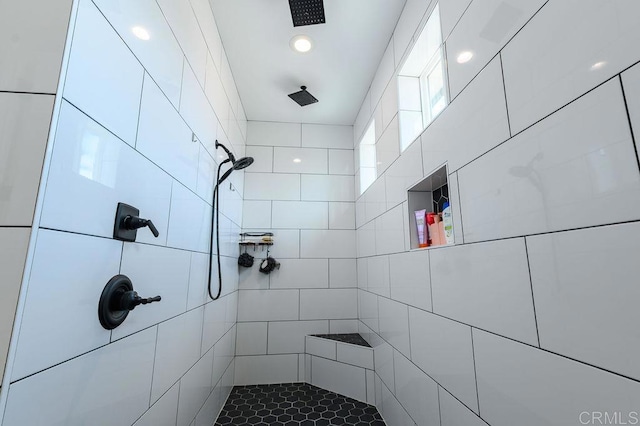 bathroom featuring a tile shower