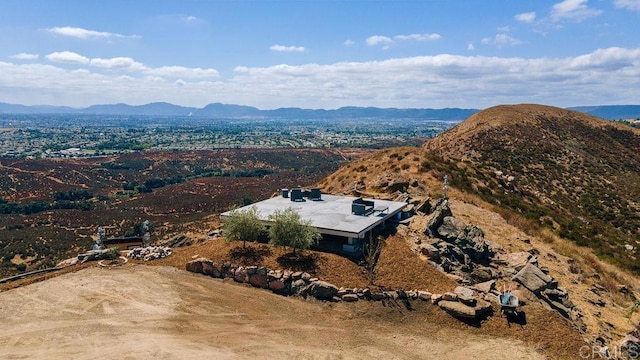 birds eye view of property featuring a mountain view