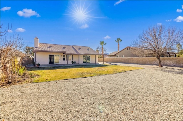 view of front of property featuring a front lawn