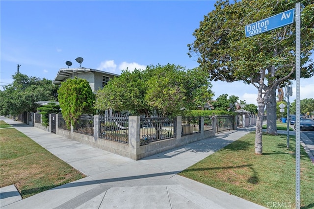 view of home's community featuring a yard