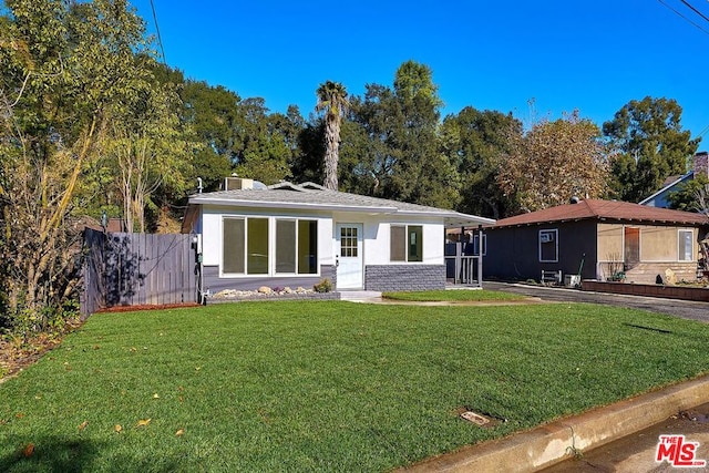 view of front of house featuring a front yard