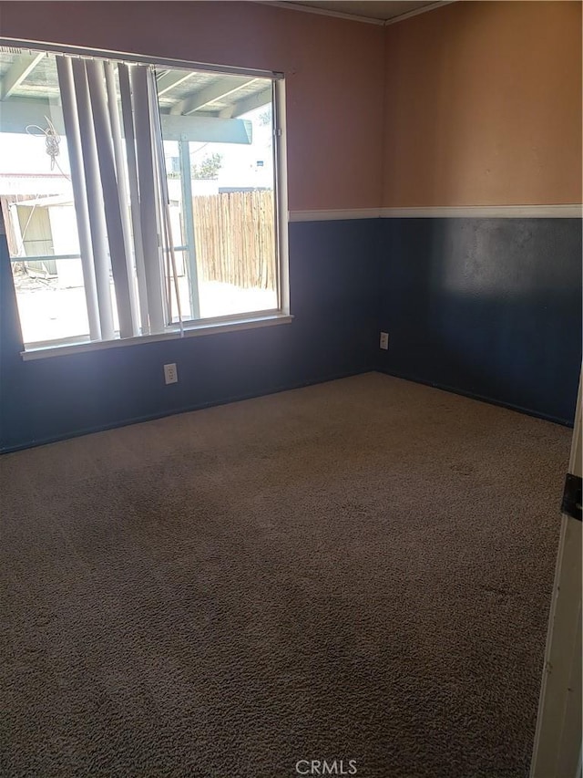 unfurnished room with an inviting chandelier and carpet floors