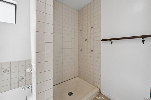 bathroom featuring tiled shower