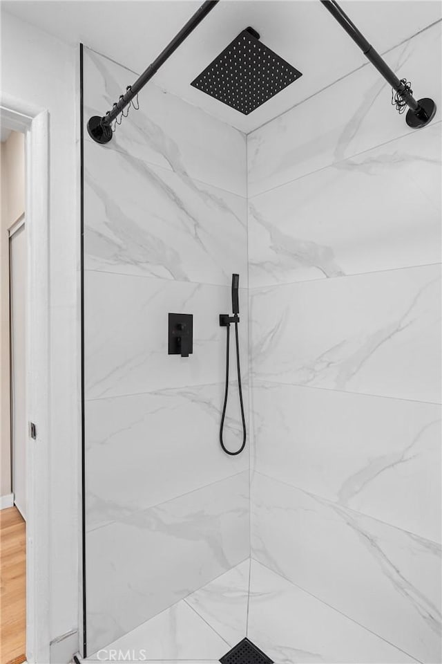 bathroom featuring a tile shower