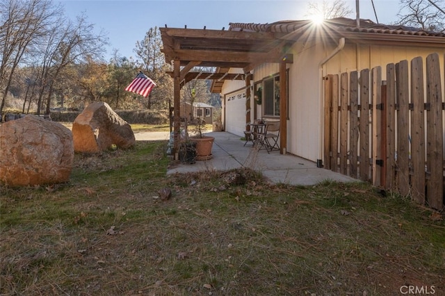 view of yard with a pergola