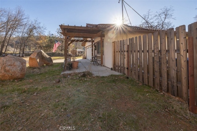 view of yard with a pergola and a patio area