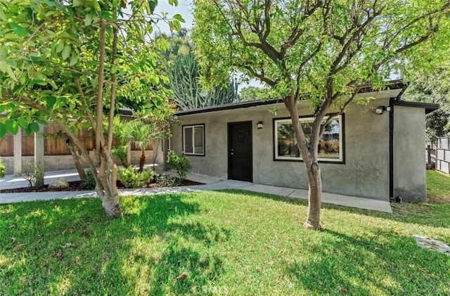 view of front of house featuring a front lawn