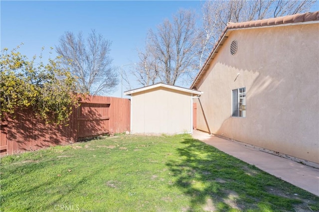 view of yard featuring a storage shed