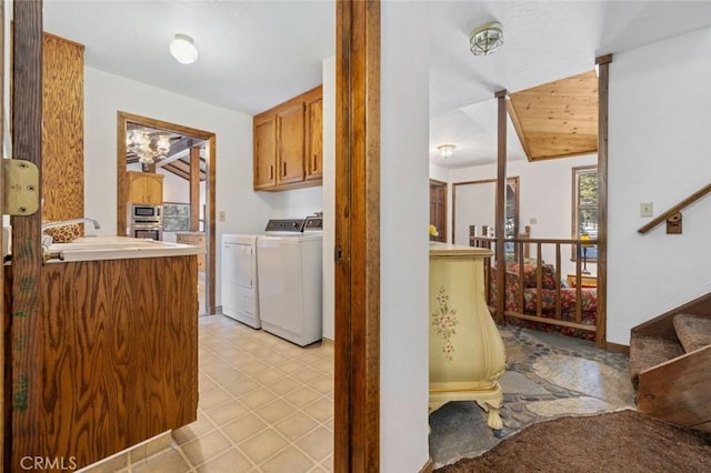 laundry room with sink and independent washer and dryer