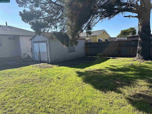 view of yard with a shed