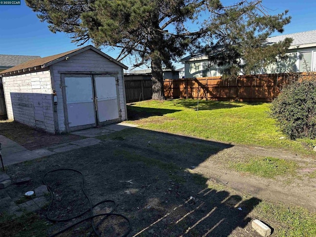 view of yard featuring a storage shed