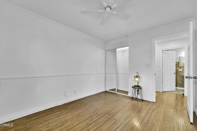 unfurnished room featuring light wood-type flooring, ceiling fan, and crown molding