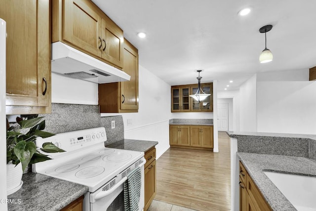 kitchen featuring white electric stove, decorative backsplash, sink, hanging light fixtures, and light hardwood / wood-style flooring