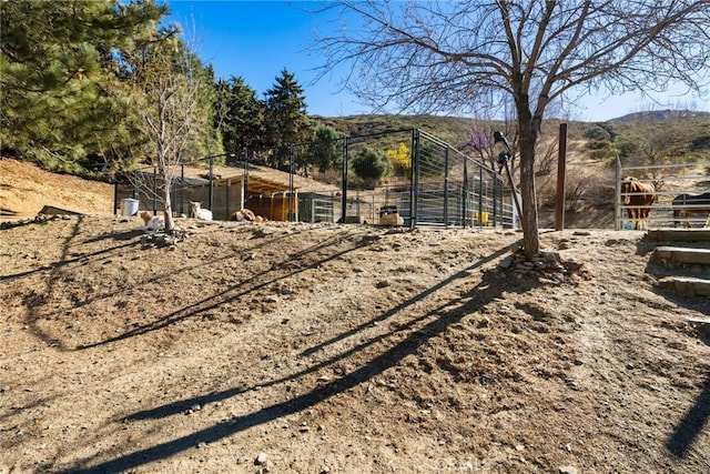 view of yard with an outdoor structure