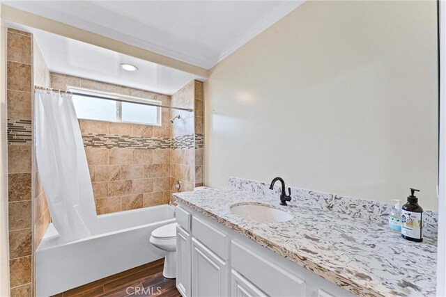 full bathroom with shower / bath combo with shower curtain, toilet, vanity, and crown molding