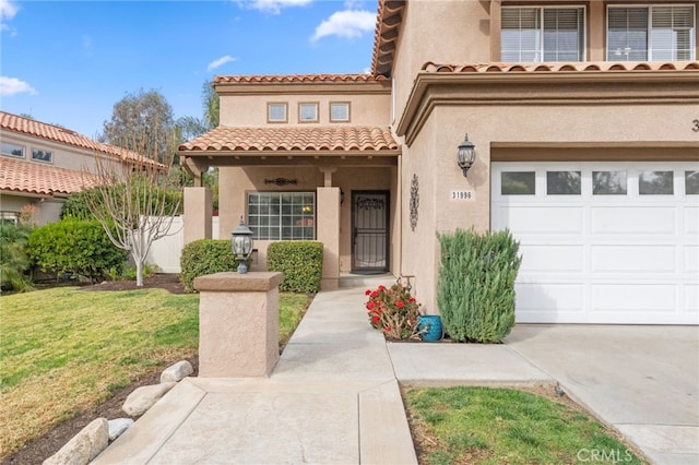 view of front of home featuring a front lawn and a garage