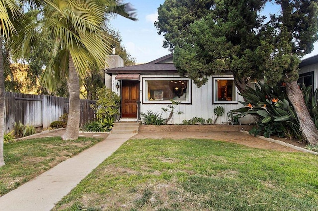 view of front of house featuring a front lawn