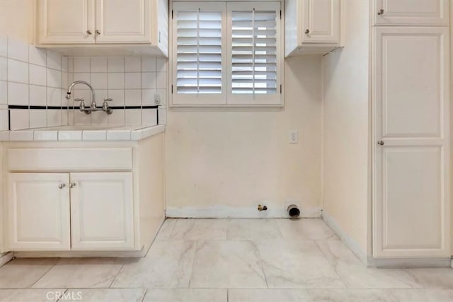 clothes washing area featuring hookup for a gas dryer, sink, and cabinets