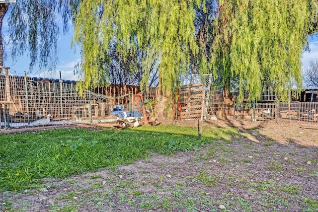 view of yard with an outbuilding