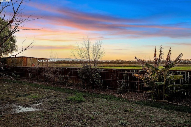 view of yard at dusk