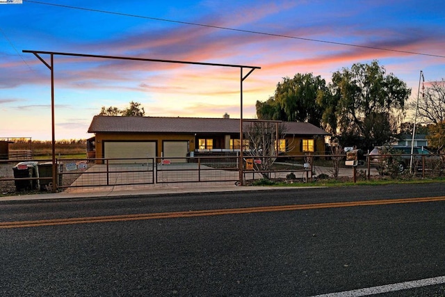 view of front facade featuring a garage