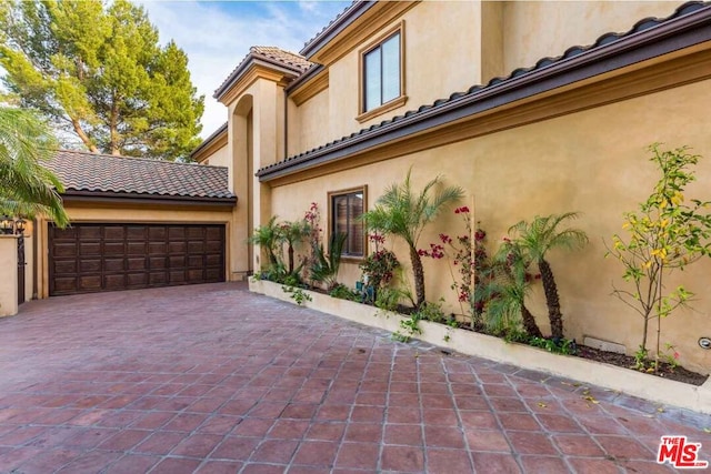 view of front facade featuring a garage