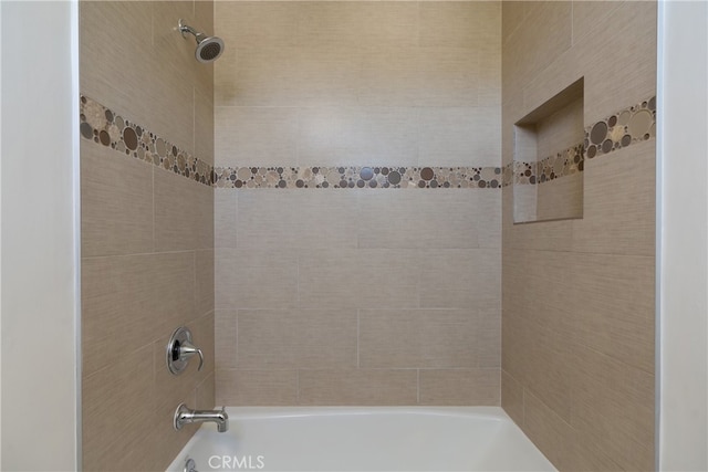 bathroom featuring tiled shower / bath