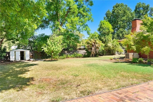 view of yard featuring a shed