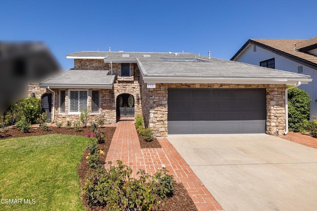 view of front facade featuring a front lawn and a garage