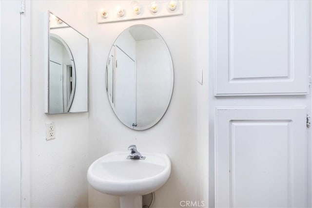 bathroom featuring sink