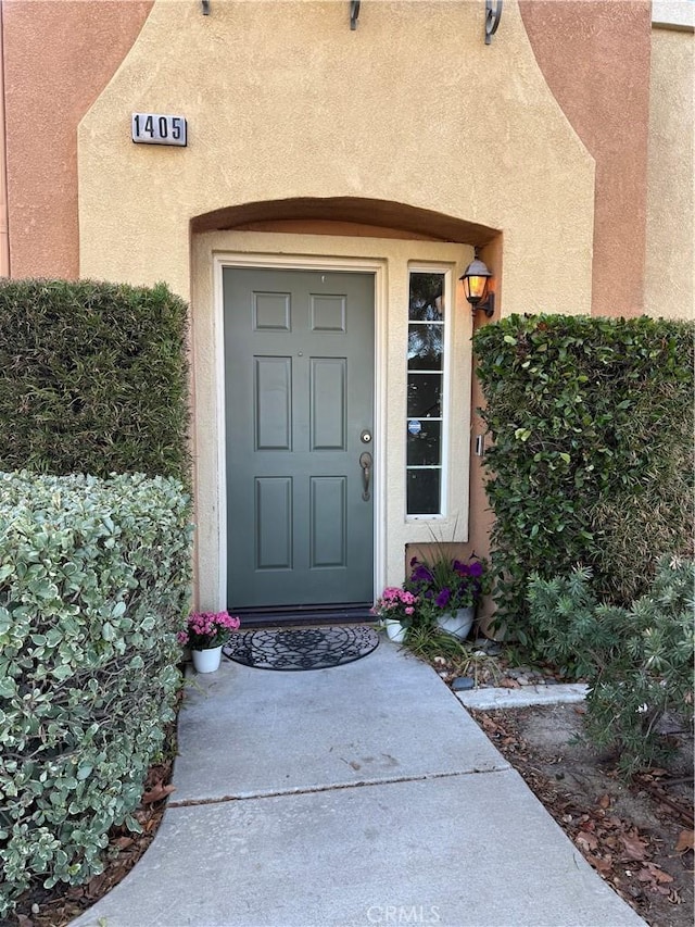 property entrance with stucco siding