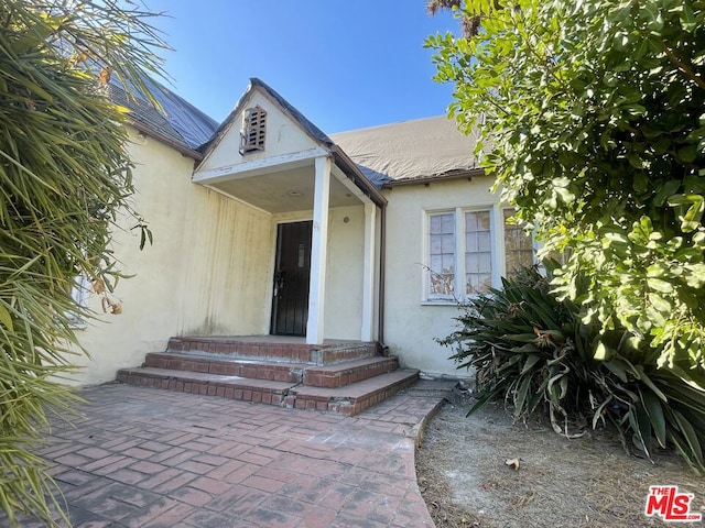 entrance to property featuring a patio