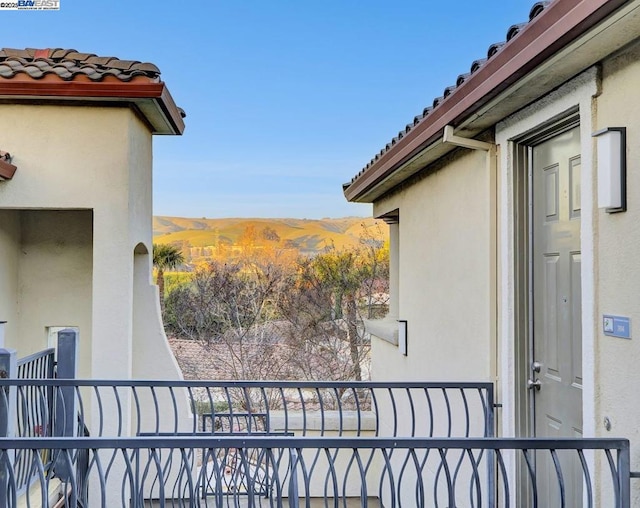 balcony featuring a mountain view