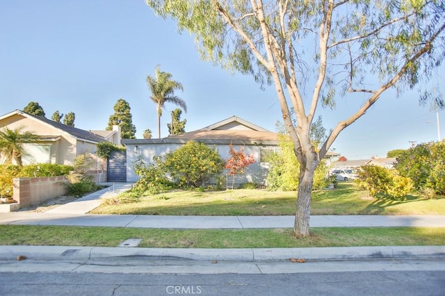 view of front of property with a front yard