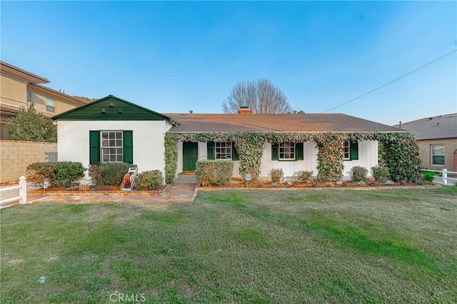 single story home featuring a front yard