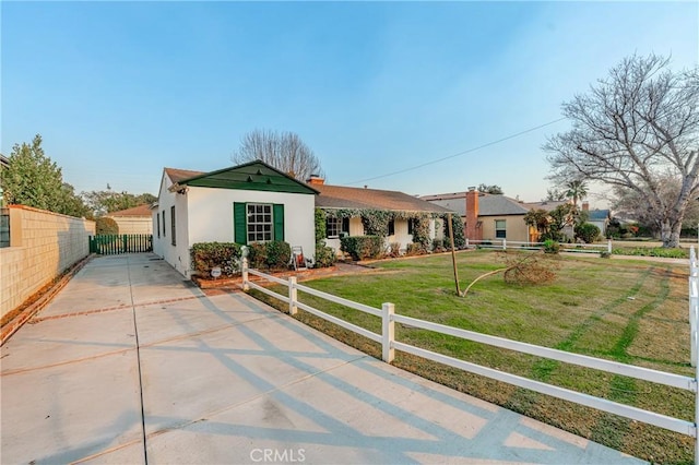 single story home with a front lawn