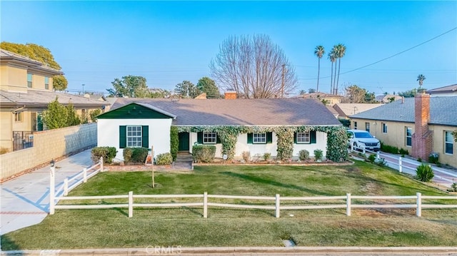 view of front of property featuring a front yard