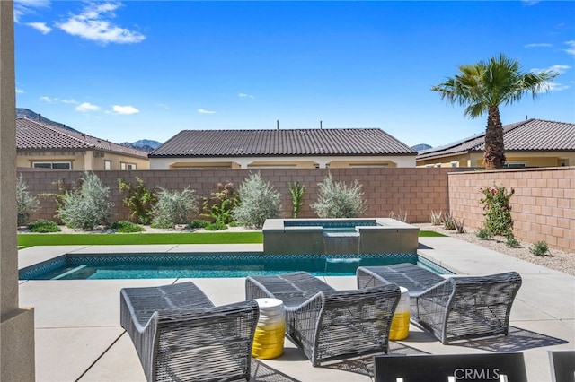 view of pool featuring an in ground hot tub and pool water feature