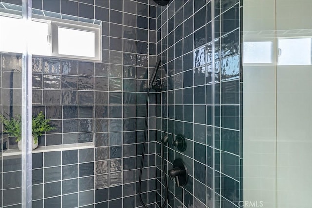 bathroom featuring tiled shower