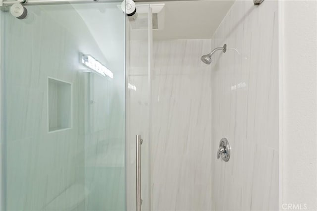 bathroom featuring tiled shower