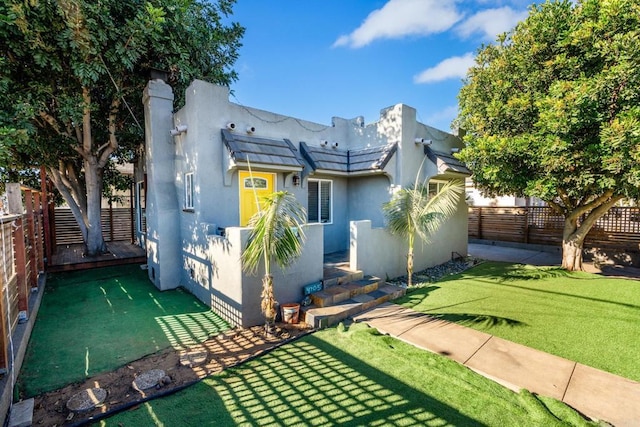 view of front of home featuring a front lawn