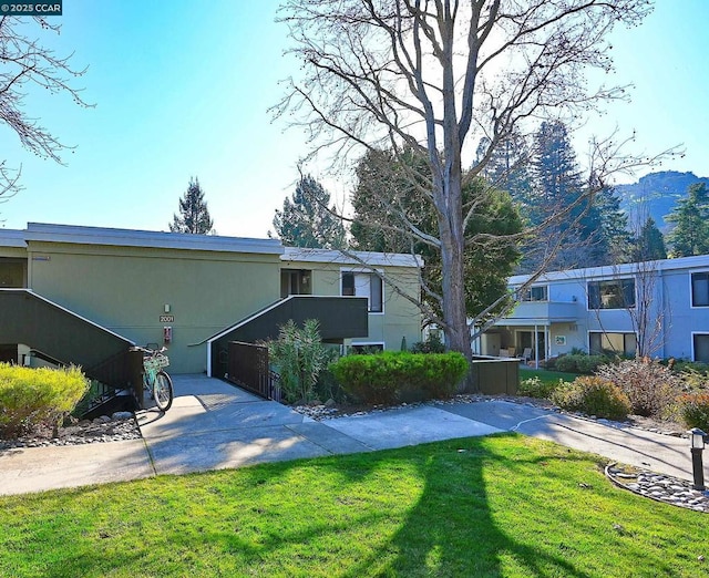 view of front of home featuring a front lawn and a mountain view