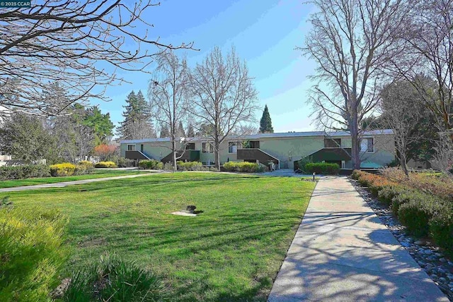 view of front of house featuring a front yard