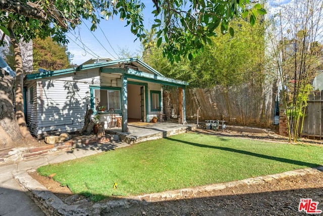 view of front of house featuring a front yard