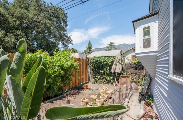 view of yard featuring a mountain view