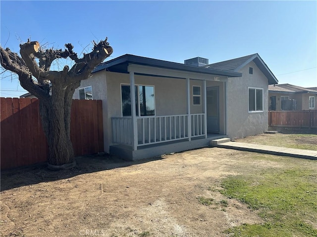 view of front of property with a front yard