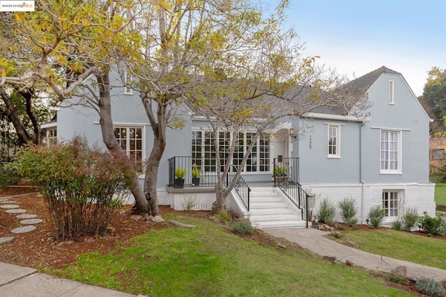 view of front of property featuring a front yard