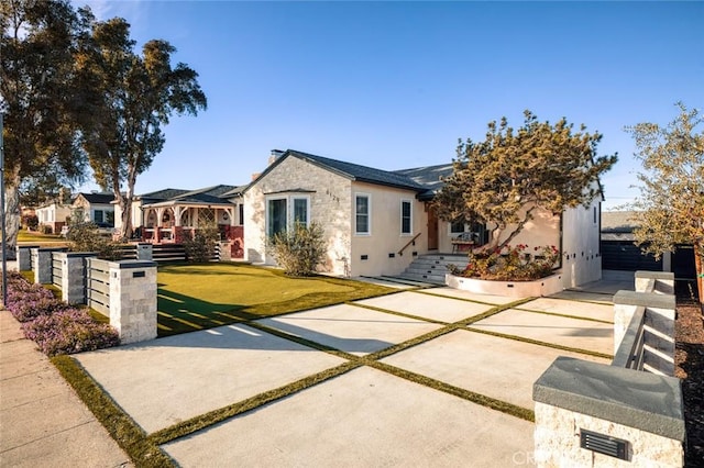 view of front facade featuring a front yard